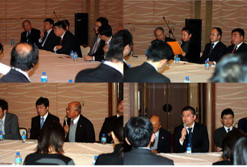 「中国総領事館主页情報サービス座談会議」に出席の写真