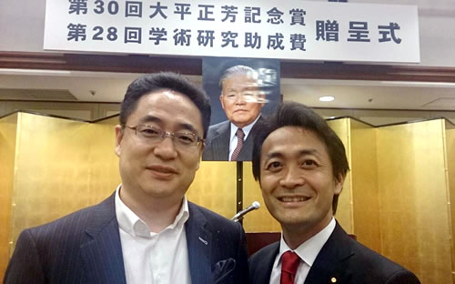 张嘉树会长出席第30次大平正芳纪念奖颁奖式