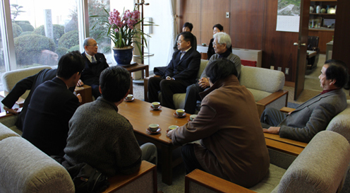 綾川町役場にて藤井賢会長にインタビュー風景