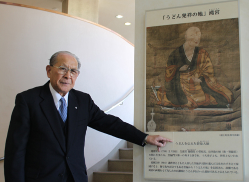 うどんの歴史を紹介している藤井 賢会長