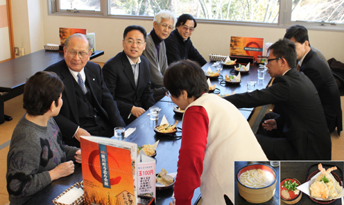 藤井会長と楽しく談話しながらうどんをいただく風景