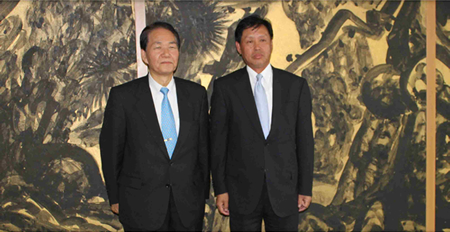 左）香川県知事浜田　恵造氏；　右）中华人民共和国駐大阪総領事館総領事鄭　祥林氏記念写真
