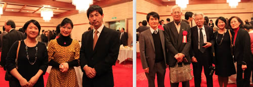 5:左)内モンゴル馬頭琴演奏者と記念撮影;右)関西華文時報の渡辺記者と記念撮影