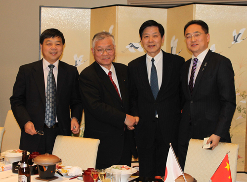 ②:春秋航空の王会長と記念撮影(右2)