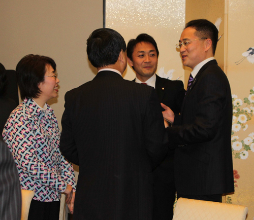 ④：会場風景（当連合会張会長と衆議院議員玉木雄一郎氏）