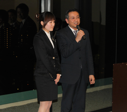 ⑤:春秋航空駐高松支社徐進社長(右)と高松支社セールスマネジャー蔡一梅氏(左)