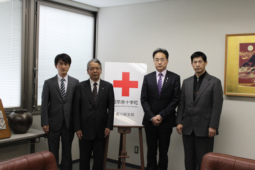 日本赤十字香川県支部社近藤事務局長と記念撮影(左2)